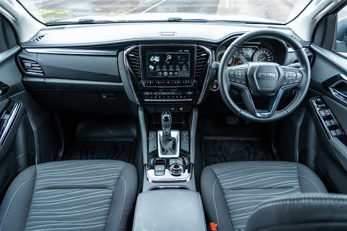 2025 Isuzu MUX interior 